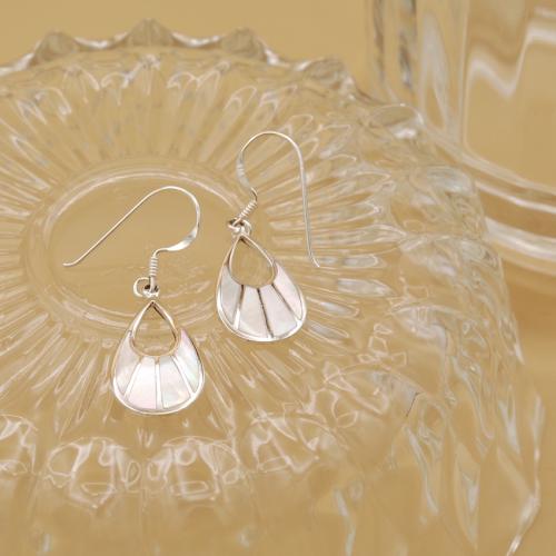 Modern dangling earrings in sterling silver and white mother-of-pearl