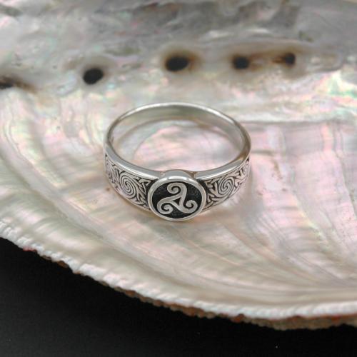 Triskel signet ring and fine interlacing in solid 925 silver